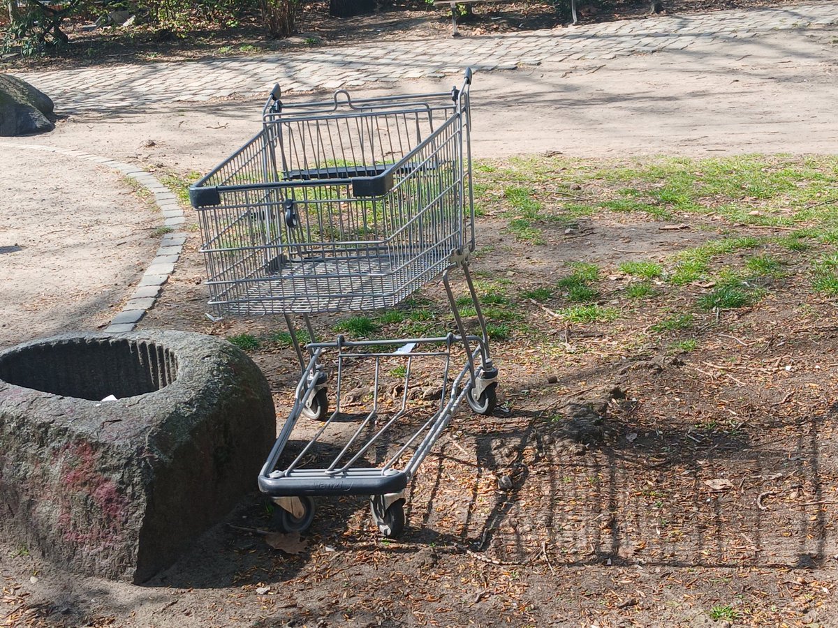 Der Wagen und sein Schatten. <a href="/Wagerlkunst/">Einkaufswagenkunst</a>