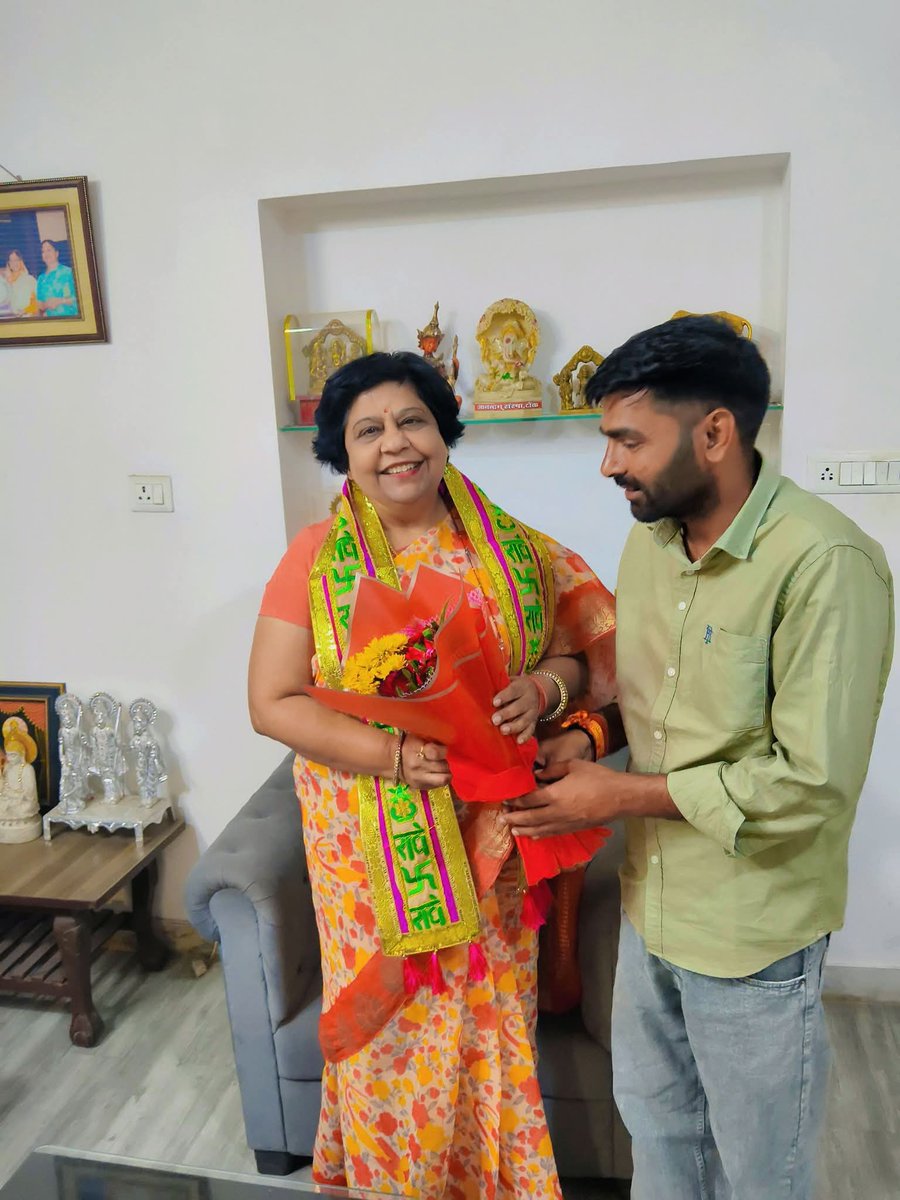 jaisinghpayla's tweet photo. आज जयपुर भाजपा की राष्ट्रीय सचिव श्रीमती डॉ. अलका सिंह गुर्जर जी से सौजन्य भेंट कर  मार्गदर्शन प्राप्त किया।
उनके प्रेरक विचारों से नई ऊर्जा मिली।
@alka_gurjar @ShankarGora @RaoRajendraBJP @premsinghbajor @DeviSinghBJP https://t.co/1xDkIW1kRG