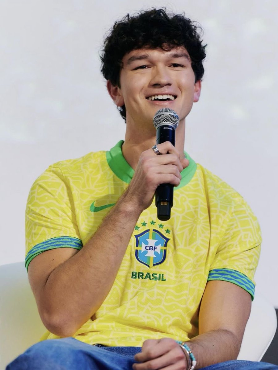 forbushnell's tweet photo. a camisa do brasil contribui muito pro charme do char https://t.co/EEGxojqQfM