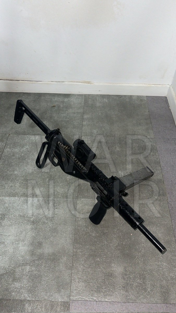 war_noir's tweet image. #France 🇫🇷: A gang member is selling a “Tactical STEN” submachine gun (SMG) on the French black market in the city of #Lyon.

A #British 🇬🇧 STEN MK II SMG; fitted with Red Dot Sight, railed top cover, foregrip and side-folding stock. Asking price is €2500.