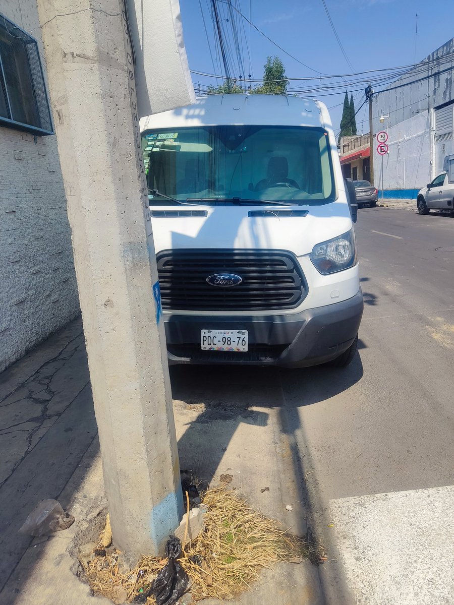 punkissue's tweet photo. @UCS_GCDMX Buenos días, esa empresa siempre sube sus coches y apenas dejan espacio para que pase una persona por la acera, esa camioneta blanca lleva ahí una semana.
Azafran 495. Colonia granjas México. Iztacalco. Entre Churubusco y resina. https://t.co/zrf9M9ANbi