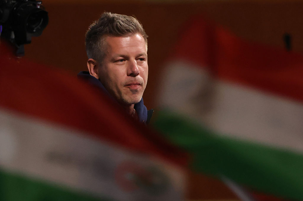 Euractiv's tweet photo. HUNGARY: defeat looms for Orbán – poll projection https://t.co/CZRHxsDXNY https://t.co/T77IYoKtc0
