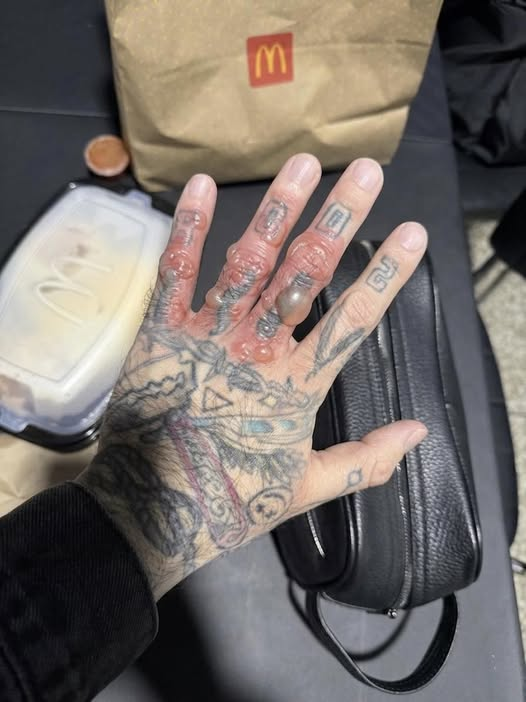 Esto le pasó a Pepe el Barbero en <a href="/McGuate/">McDonald’s Guatemala</a> , así que mucho cuidado cuando pasemos a los autoservicios en los restaurantes de comida rapida.

---------
Hoy pasé como es de costumbre a McDonald's Guatemala frente al Hospital Herrera Llerandi Guatemala zona 10, aproximadamente a las