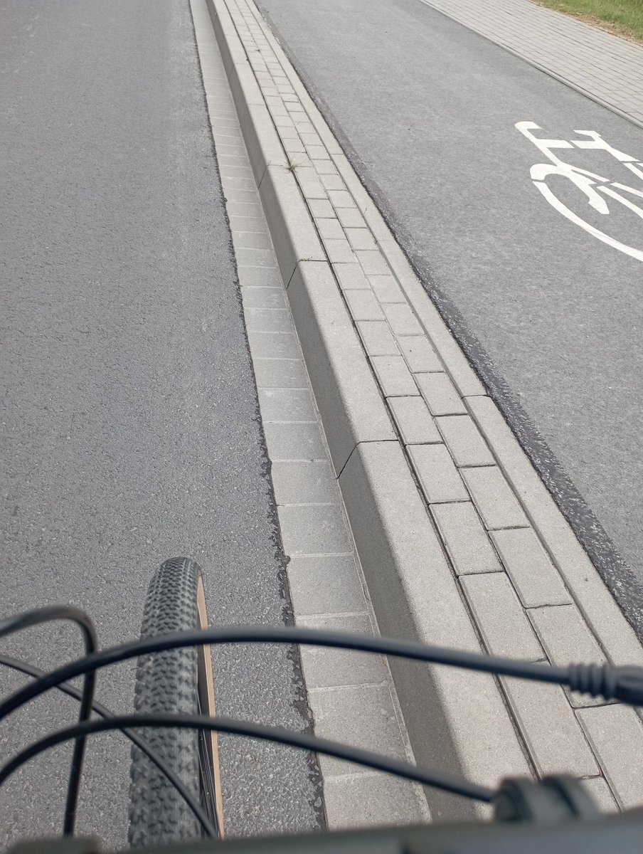 g_obsranco's tweet photo. Jakiś frajer jedzie za mną cwelo-SUVem kupionym na raty i od 3 minut nie może wyprzedzić, bo ma za szerokie auto żeby zachować 1 m odstępu od rowerzysty, a widzi że mam zamontowane kamery z przodu i z tyłu hahaha co za upokorzenie https://t.co/YjaqCpvdh7