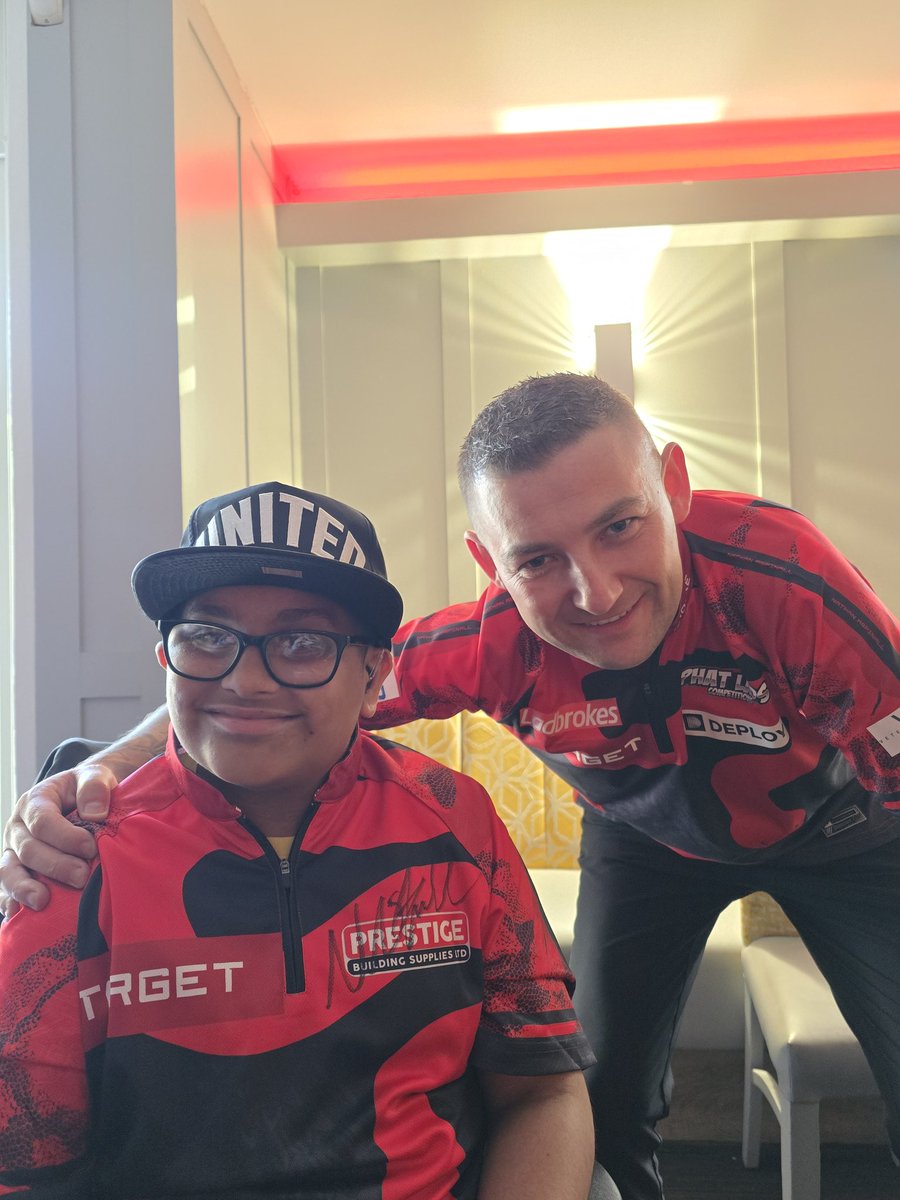 bennymufc's tweet photo. What a top top guy @NathanAspi is. The event was top draw. Zayden sooo buzzing to have met one of his Darting idols #NathanAspinall #TheAsp #Darts ππ― https://t.co/iaiBVlFEnn