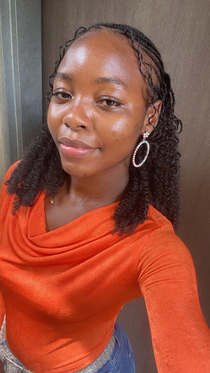 Theperfumegwurl's tweet photo. Me and my forehead against the world!✨🧡 https://t.co/jCR0M28O1A
