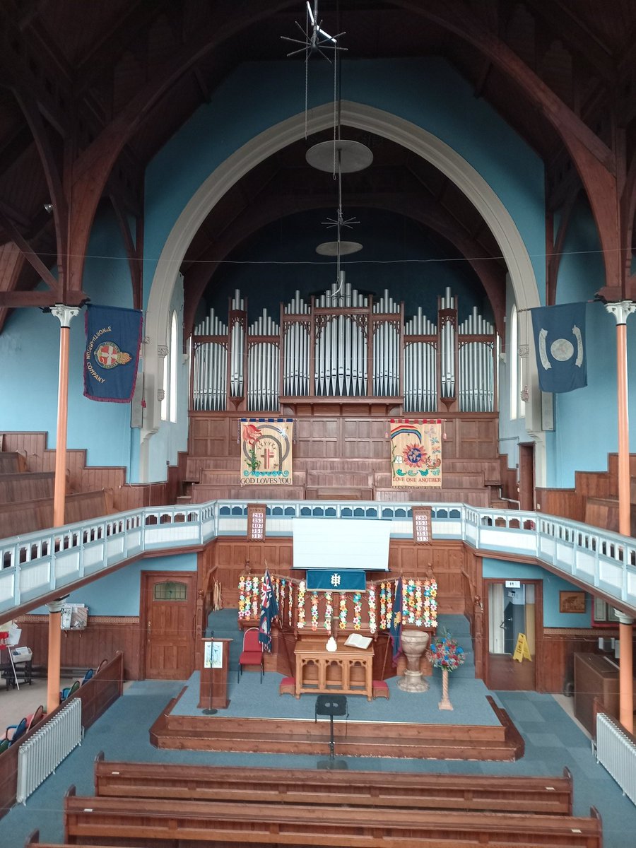 phil0073's tweet image. #KinsleyParkMethodistNorthampton from the gallery. Once had a capacity of close to a thousand seats. Sadly last service next Sunday at 10.45. 
#PhilOnaBike #SundayServices #ChurchBanners #WoodenWednesday