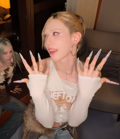 userxlov's tweet photo. the nail length keeps getting longer and longer damn (ignore rui thirsting in the background) https://t.co/w0odM51Imr