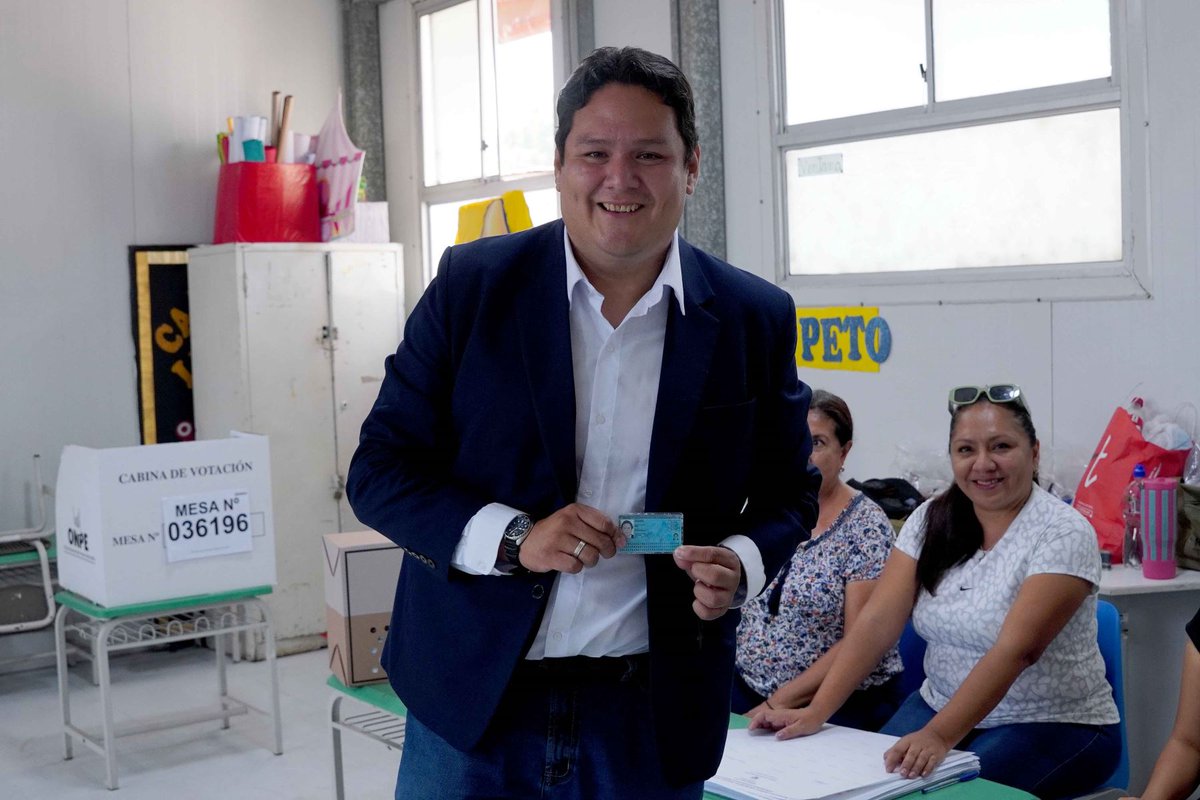 DiarioElPeruano's tweet photo. 📸 El candidato presidencial Enrique Valderrama del Partido Aprista Peruano emite su voto en la I.E 11148 Juana Infantes Vera, del distrito del Cercado de Lima, durante la jornada de las Elecciones Generales 2026. 👉 https://t.co/ph8KKHEyqK

Foto: ANDINA/Eduardo García https://t.co/idySdWOS6j