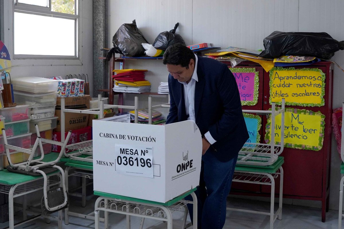 DiarioElPeruano's tweet photo. 📸 El candidato presidencial Enrique Valderrama del Partido Aprista Peruano emite su voto en la I.E 11148 Juana Infantes Vera, del distrito del Cercado de Lima, durante la jornada de las Elecciones Generales 2026. 👉 https://t.co/ph8KKHEyqK

Foto: ANDINA/Eduardo García https://t.co/idySdWOS6j