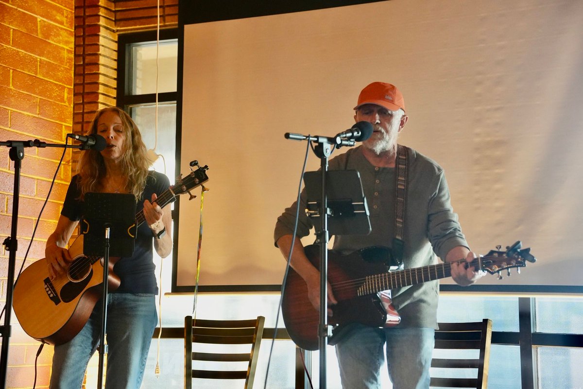 EmeraldGuitars's tweet image. Big thanks to Mark Nowicki for sharing photos of Emerald Ambassadors with their Emerald guitars at the Scenic Sunnyslope open mic

Find out more about Emerald Guitars at buff.ly/uD1AoXY

#guitarist #guitars #customguitar #boutiqueguitar #carbonfiberguitar #openmic #travel