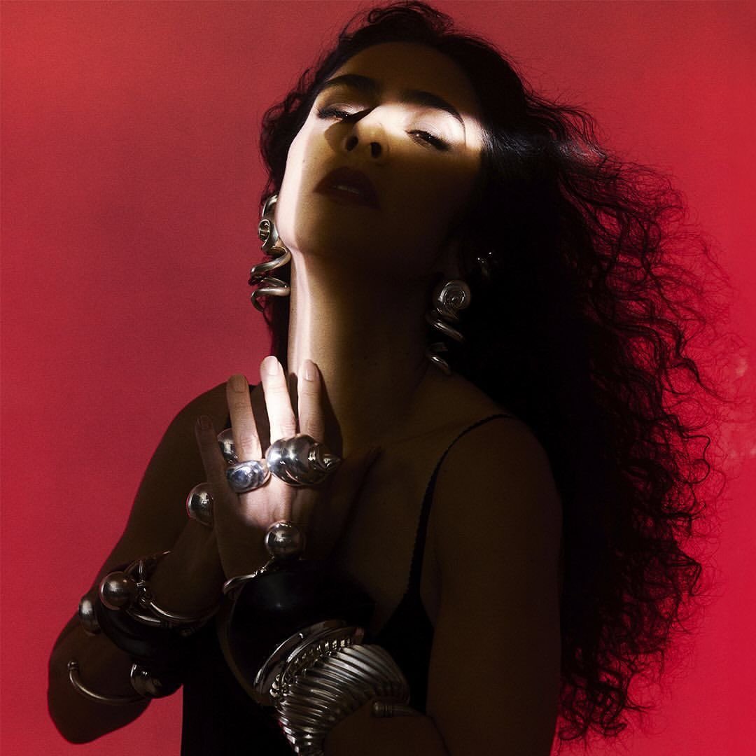 Peaches regravou "Ainda Bem" de Marisa Monte para o deluxe do álbum Doçura Perigosa.