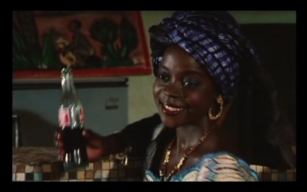Doing a small marathon of 4 shorts by Fanta Régina Nacro starting with Puk Nini 'Open your Eyes' released in 1996 and it was such a fun and unexpected ending. A fusion of burkinabe and senegalese culture to tell a story about the art of seduction and african aphrodisiacs.