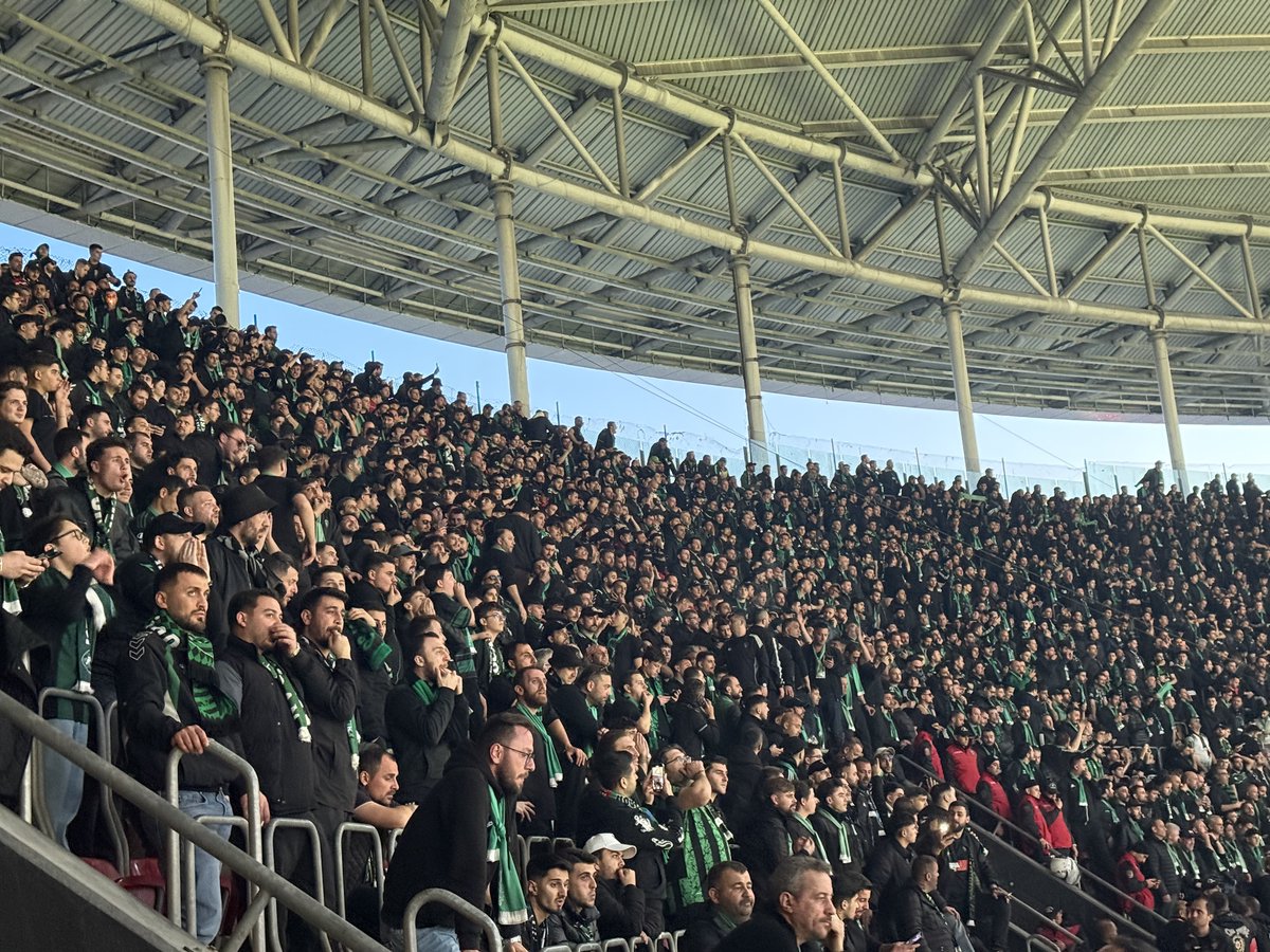 İSTANBUL’UN BÜYÜĞÜ KOCAELİSPOR TRİBÜNÜ!