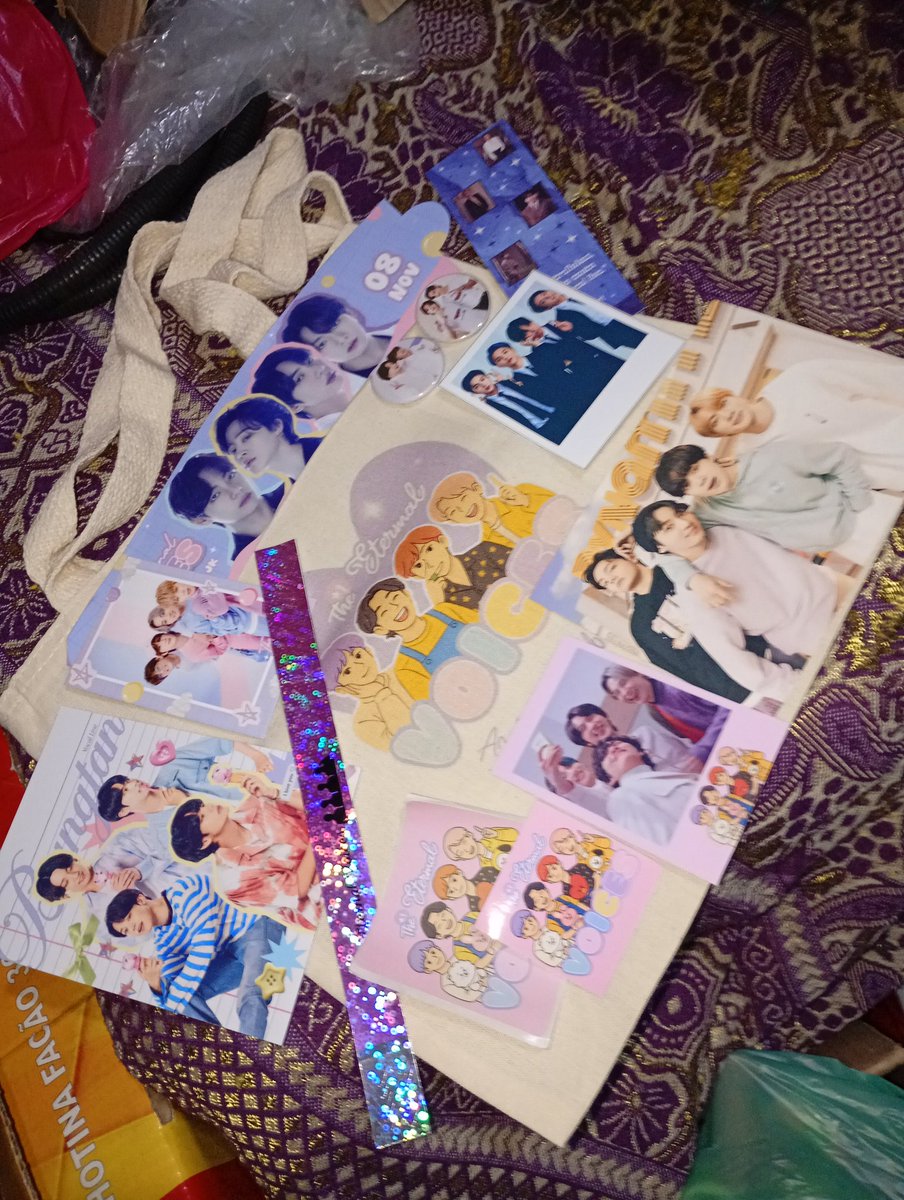 EsquadraoOt7's tweet photo. Tô organizando os brindes dos eventos que meu grupo organiza aqui no RJ, gente tem muita coisa, acho que vou aproveitar esse show para distribuir o tanto que tem aqui .. esse aqui foi o kit do evento da vocal LINE 🥺💜 https://t.co/MEwvFEvpzw