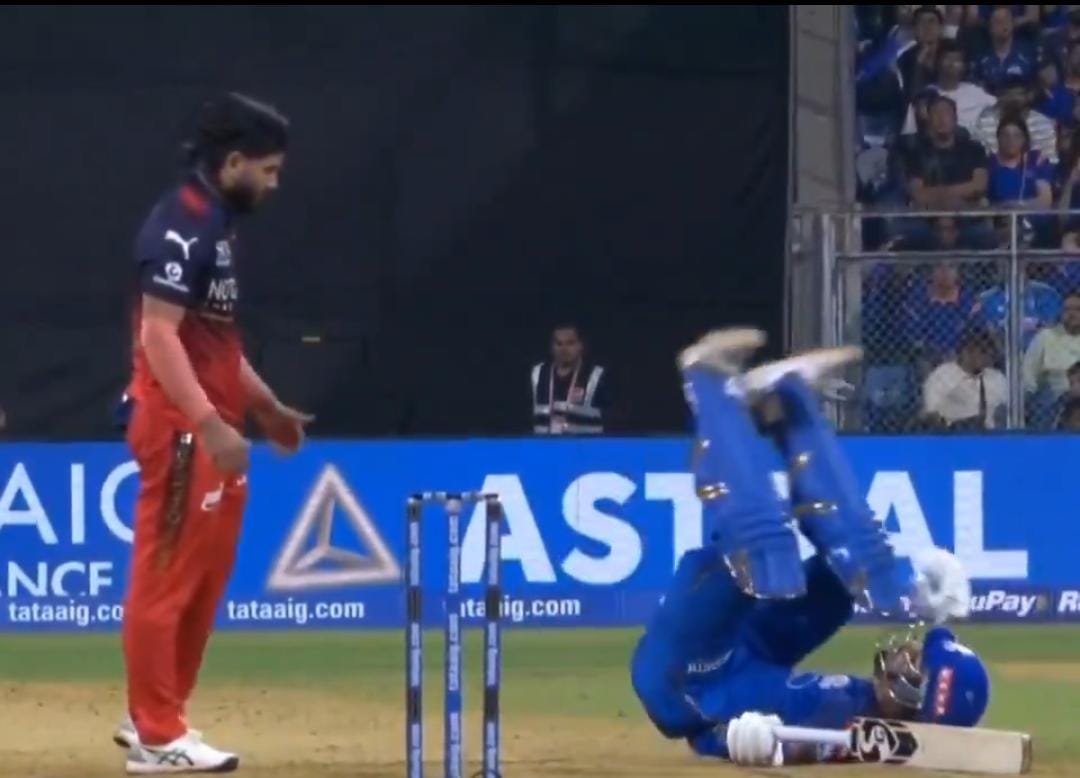 Mamtasulaniya's tweet image. सूर्या का स्ट्रेट ड्राइव सीधा हार्दिक के शरीर पर! 🤕
हार्दिक: "मैं यहाँ दर्द में हूँ!" 😵
कैमरामैन: "रुको, पहले तुम्हारी गर्लफ्रेंड का रिएक्शन दिखाने दो!" 🎥💃
ये टैलेंट सिर्फ IPL कैमरामैन के पास है! 😄👏
#HardikPandya