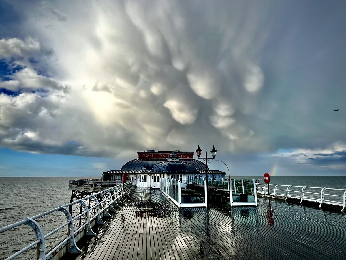 TractorWalking's tweet image. Nice display of mammatus clouds over Cromer Pier this evening… @WeatherAisling @ChrisPage90 @StormHour @metoffice #loveukweather @CloudAppSoc #Cromer #Norfolk