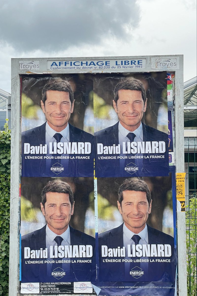 Nouv_Energie10's tweet photo. Collage pour @davidlisnard ce dimanche dans l’agglomération troyenne. L’Aube se pare des couleurs de @Nouv_Energie https://t.co/Gs1W3BAGys