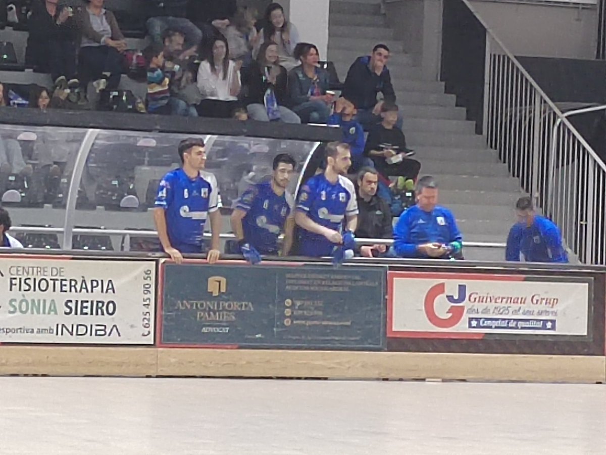 xocdestics's tweet photo. 🏑 #OKNCATM Jornada 26. Minut 11 de la 2a part @okcevendrell 2 @CH_Mollerussa 3, amb gol de @JR879 just després que el porter visitant @ferranmabe_13 salvés el seu equip del 3-2 a rematada de Roger Zapatero. https://t.co/qO0d8uW3cA