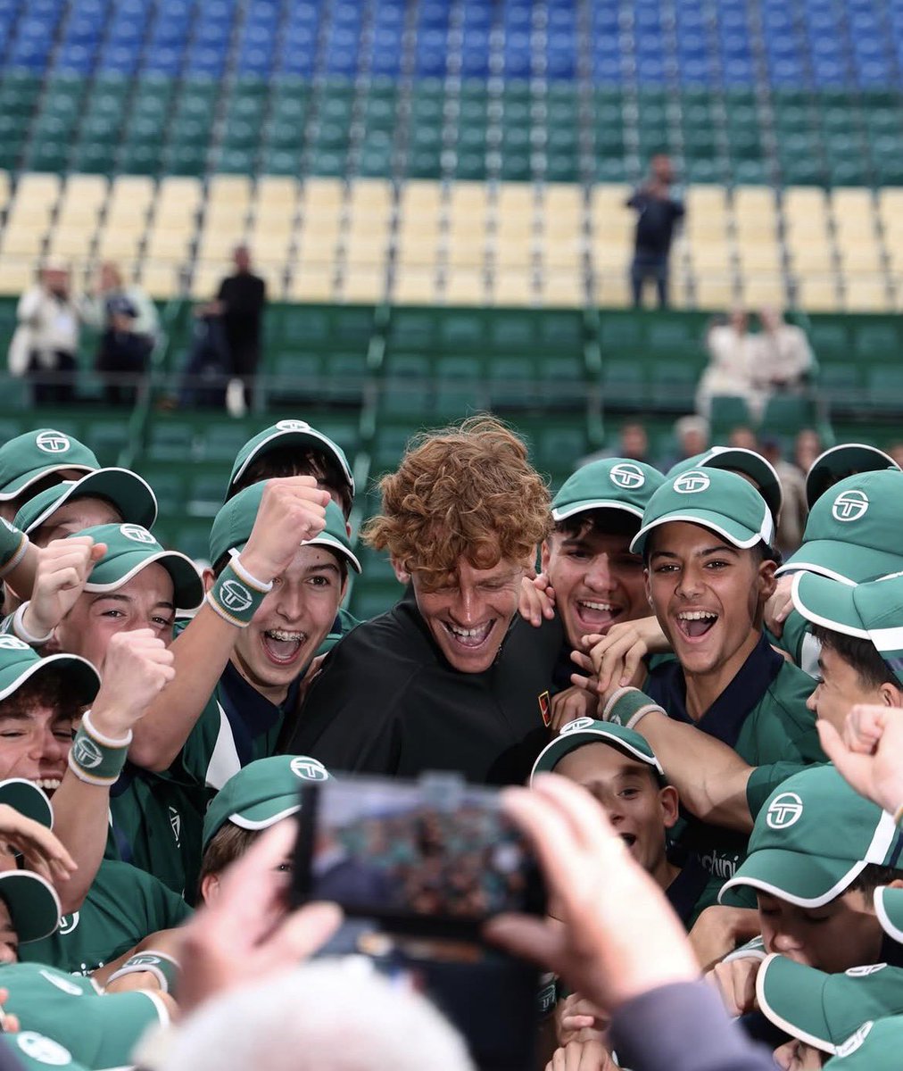 Happy boy 😄

Via Broken Rackets