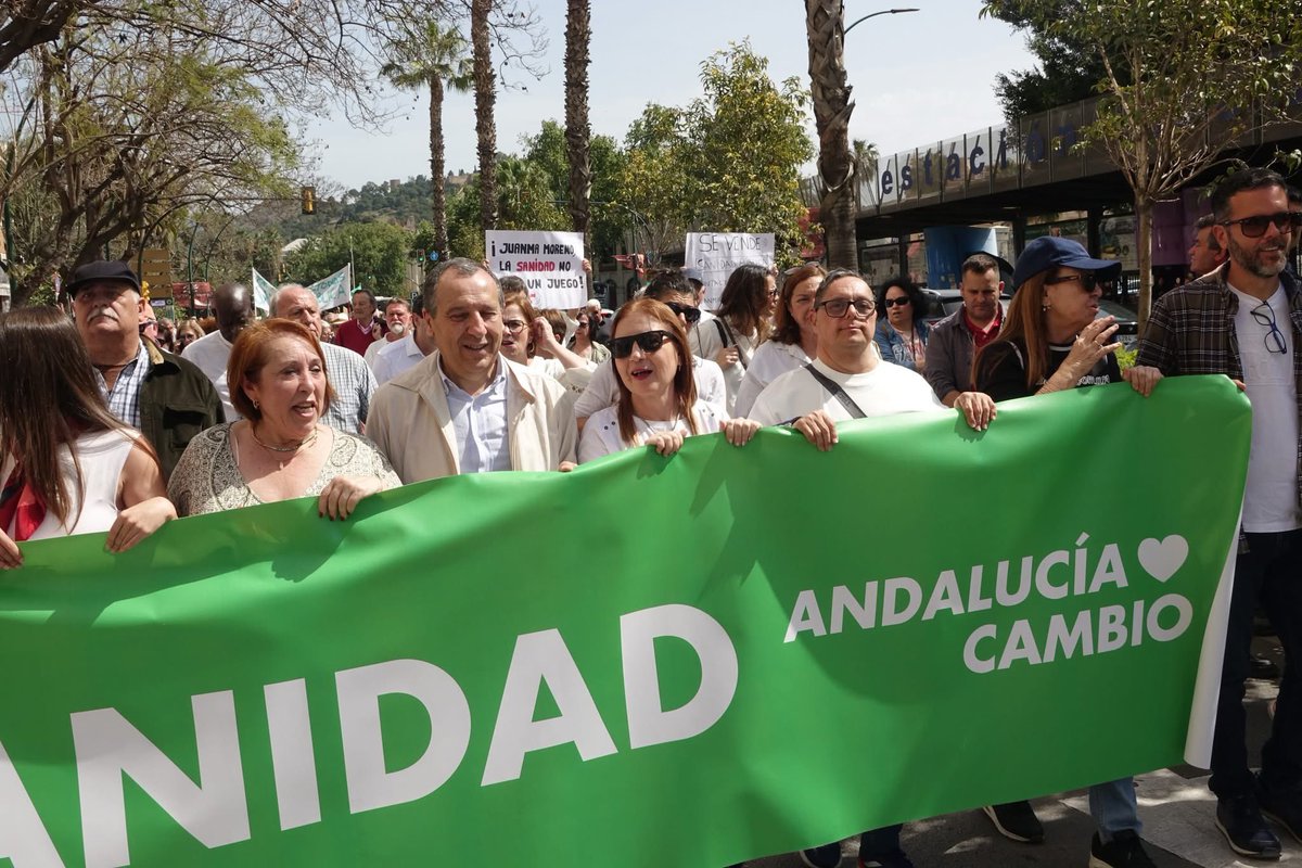 Hoy Málaga demuestra que la sanidad pública importa.
Miles de malagueños y malagueñas protagonizan con fuerza y compromiso una movilizacion masiva en las calles de #Málaga 
La defensa de la sanidad pública no se detiene.
Próxima parada:
📅 El 17 de mayo, nos jugamos la vida!
