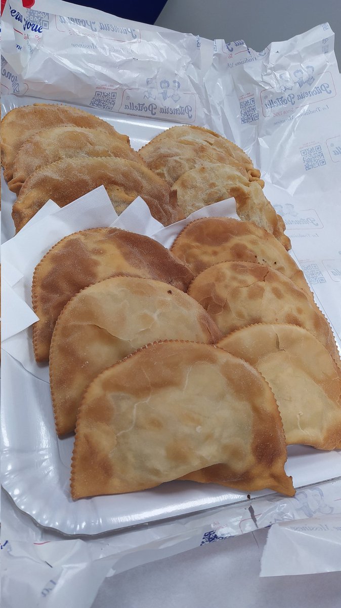 Maryoline7's tweet photo. Cosa c'è per cena la domenica? In Sicilia è così #Arancini
#Pitoni
#Focaccia https://t.co/K1JcPF2BBx