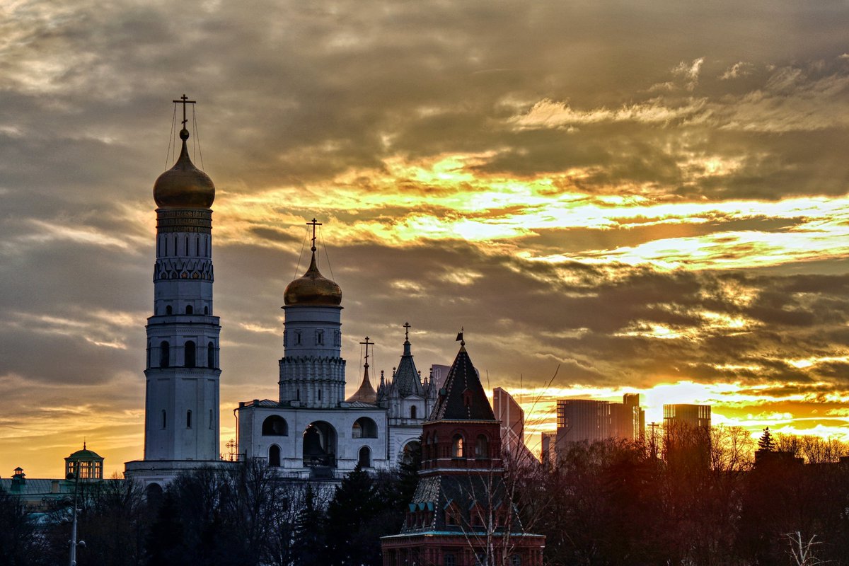 PEKHTography's tweet image. The lower tiers haven't seen sun for three hours. 
While the dome negotiates with clouds, 
the foundation quietly holds a five-century grudge. ☁️ 
Glory is a gold hat. Humility is the neck that holds it up. 🏛️
#Timeless #GoldenHour #MoscowContrasts #HumbleAndGreat