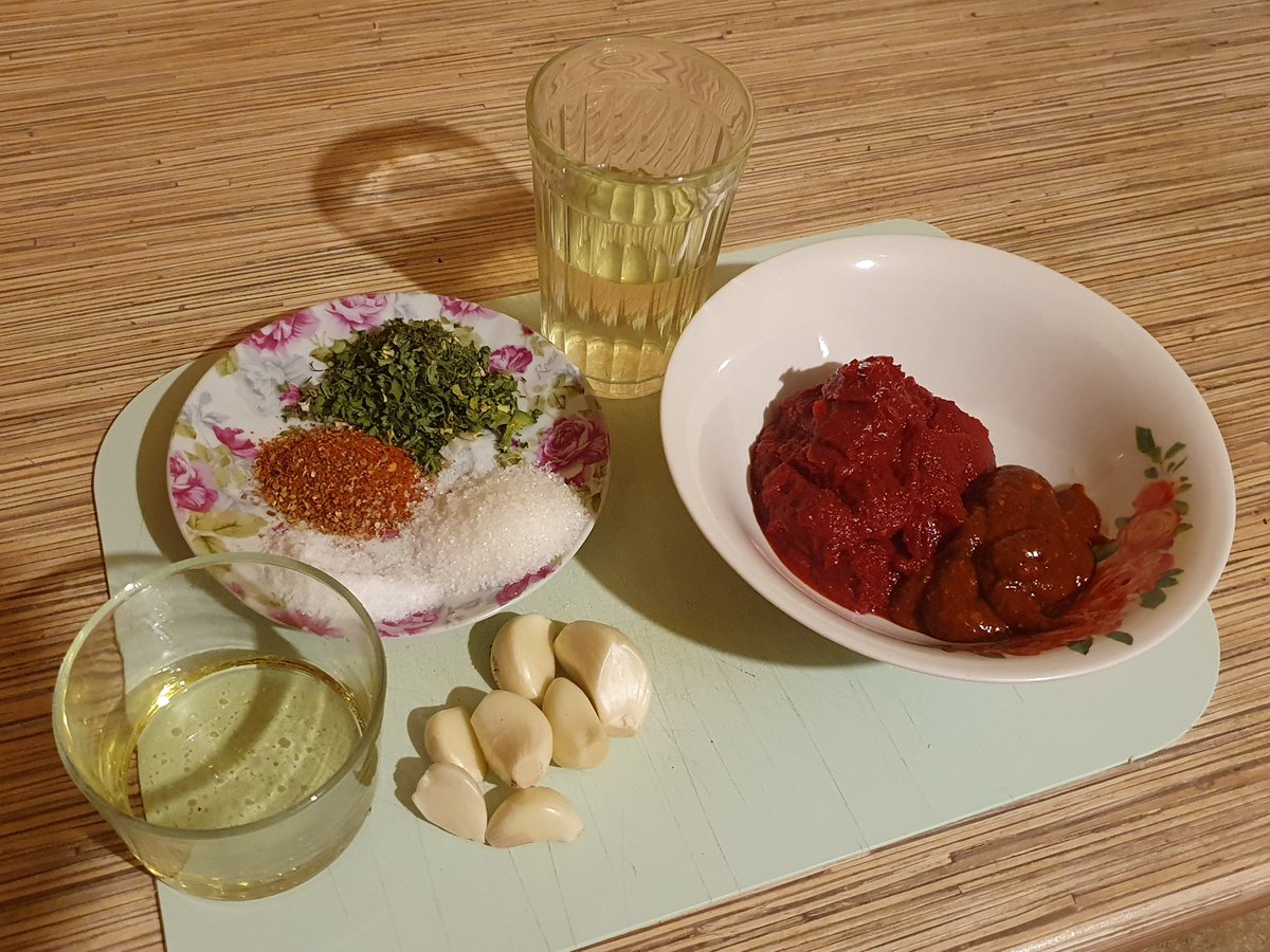 J0hn_3Volta's tweet image. соус к мясу от Джона

ч. перец, хмели-сунели, перец чили, копч. паприка, кориандр, суш. зелень, соль, сахар, том. паста, аджика, огуречный рассол, раст. масло

прогреваю смесь, в конце добавляю мелко нарезанный чеснок

#едадлянищих 
#comfortfood