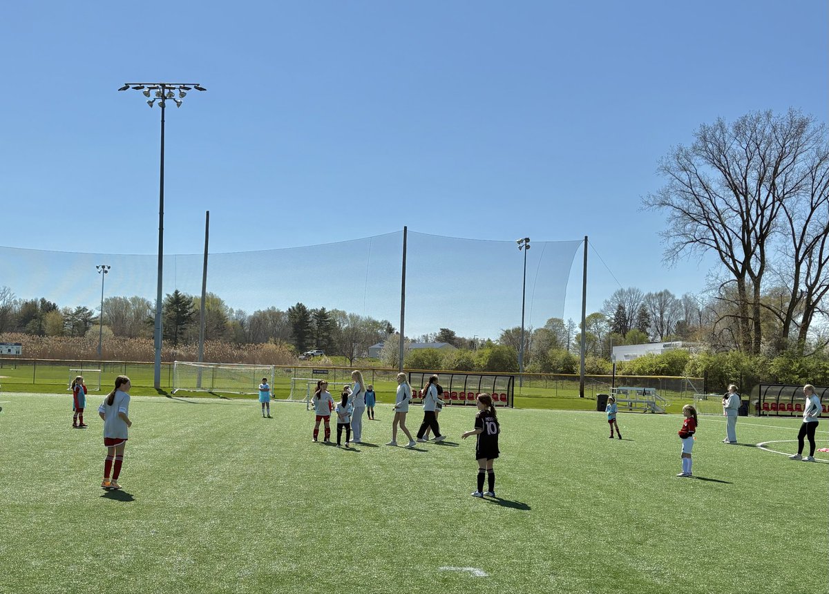 MiaReader_'s tweet image. My teammates and I hosted a free youth mini camp as our community project this season. So much fun connecting with young players and empowering the next generation of female athletes. Can’t wait to do it again! ⚽️✨
#service #giveback #family 
@PennFusion_SA