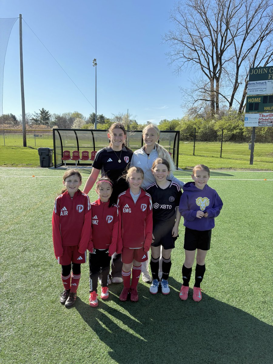 MiaReader_'s tweet image. My teammates and I hosted a free youth mini camp as our community project this season. So much fun connecting with young players and empowering the next generation of female athletes. Can’t wait to do it again! ⚽️✨
#service #giveback #family 
@PennFusion_SA