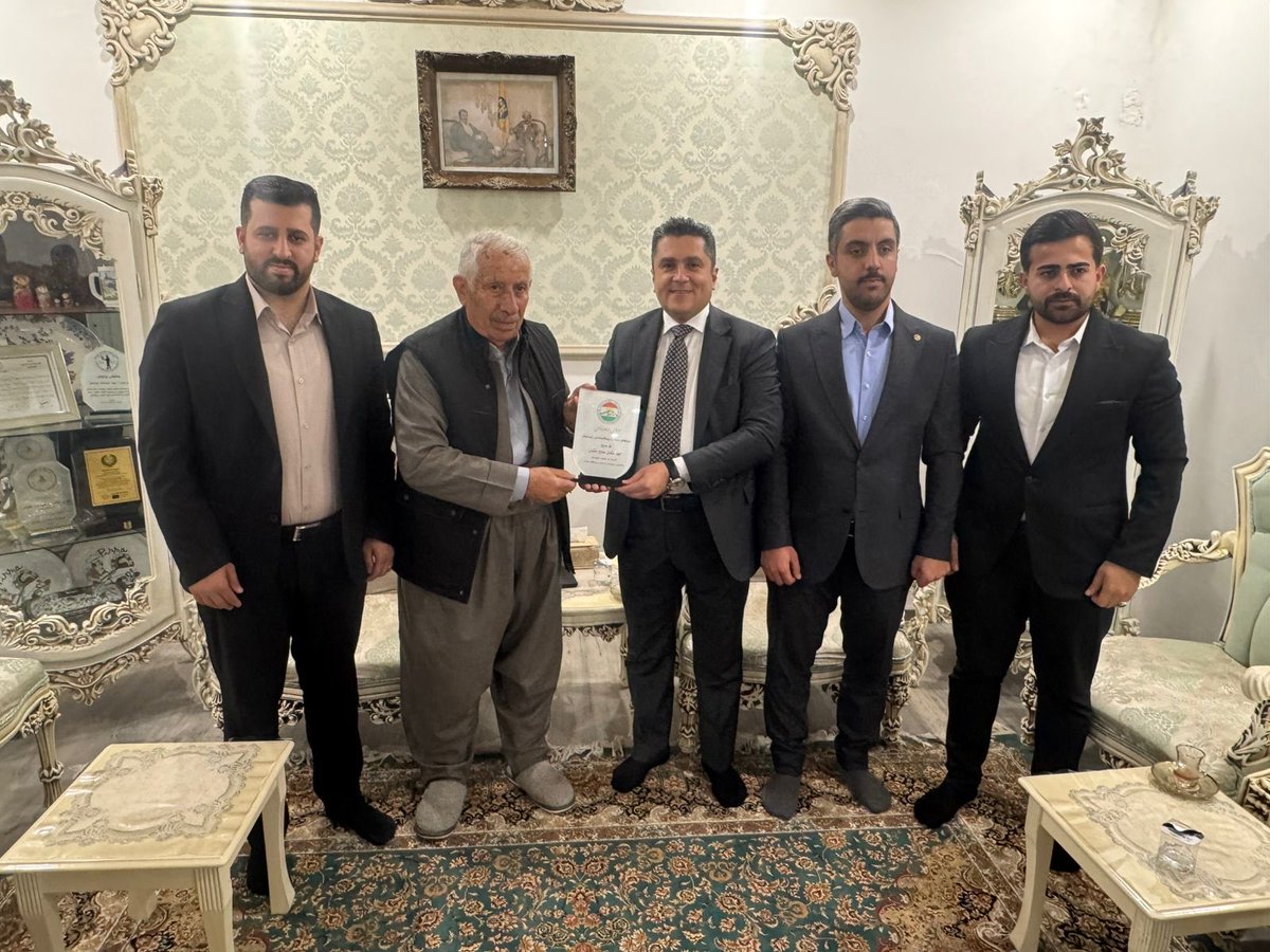 MuhamedArmand's tweet photo. ڕۆژی شەممە ( ١١ی نیسانی ٢٠٢٦ ) وەک سەرۆکی دەزگای بنیاد و پێگەیاندنی نیشتمان بە یاوەری ئەندامانی دەستەی بەڕێوەبردنی دەزگا سەردانی فەرماندەی تێکۆشەر و شۆڕشگێڕ لیوا عوسمان خۆشناومان کرد و ڕێزلێنانی دەزگامان پێشکەش بە بەڕێزیان کرد.
ئەم ڕێزلێنانە وەک وەفایەک بوو بۆ خزمەت و خەباتیان… https://t.co/GRwohVxkLr