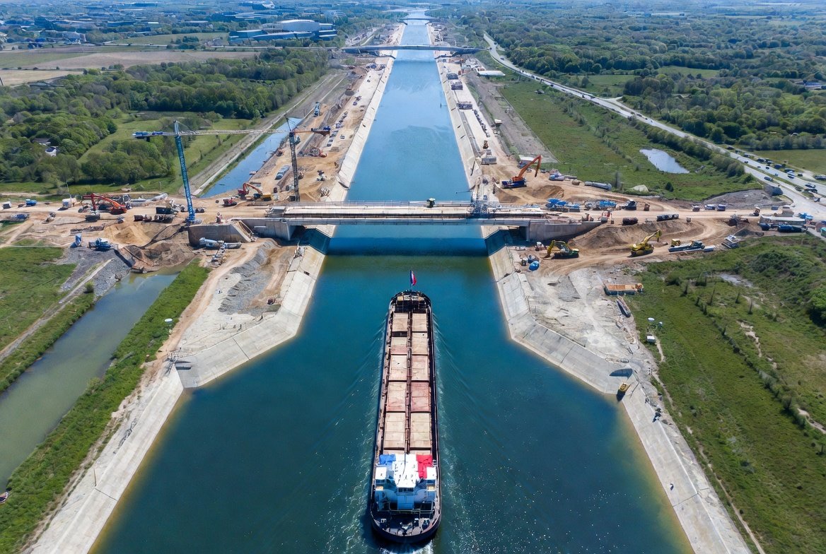 🇫🇷 Fiers d’être Français ! 🇨🇵

Le Canal Seine-Nord Europe, grand projet d’infrastructure du XXIe siècle, avance à grands pas ! 🛳️

Ce canal de 107km reliera la Seine (Compiègne) à l’Escaut (Nord), permettant le passage de barges géantes de 4.500 tonnes (contre 900 tonnes