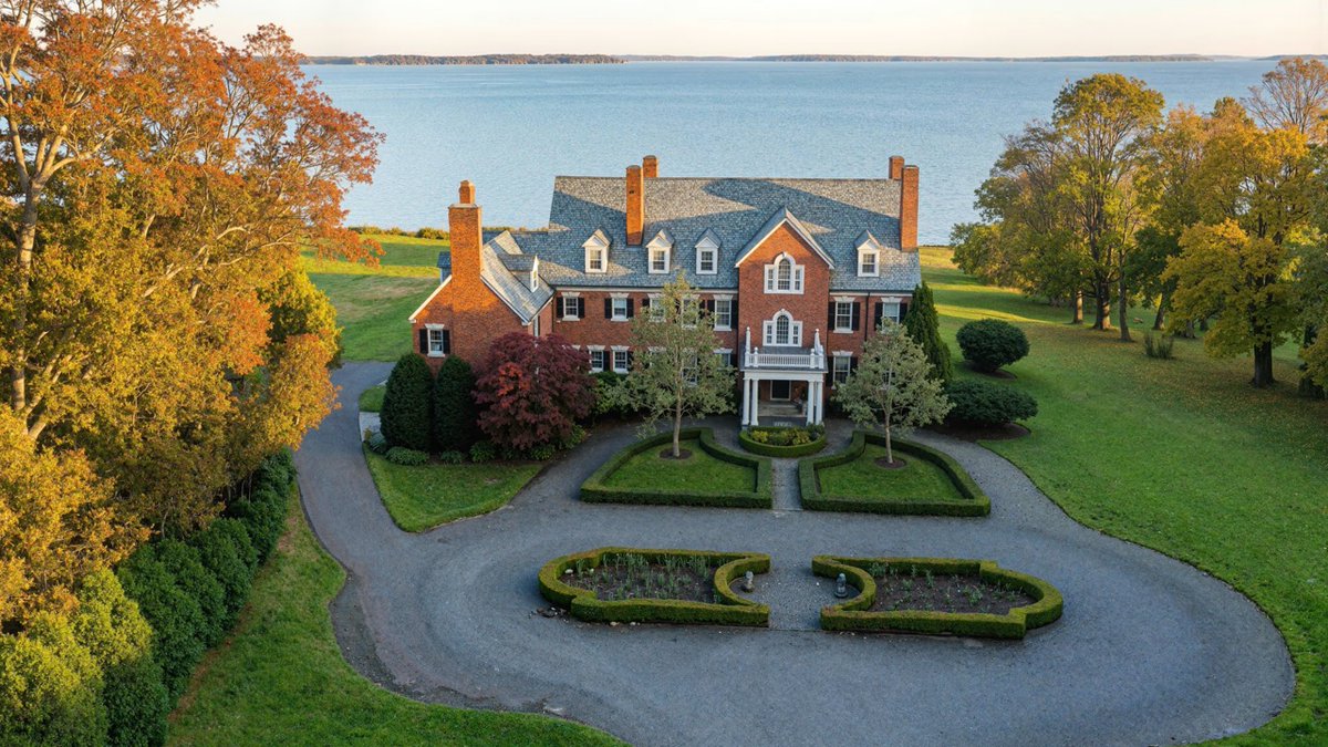 corcorangroup's tweet image. This #architectural #landmark in #RhodeIsland sold for a record-breaking $8.65 Million, and set a record as the priciest sale in #Barrington #history! 😮💸 The 1913 #ColonialRevival spans 4 acres along #NarragansettBay. More on Mansion Global: bit.ly/4ceNXJn 👈