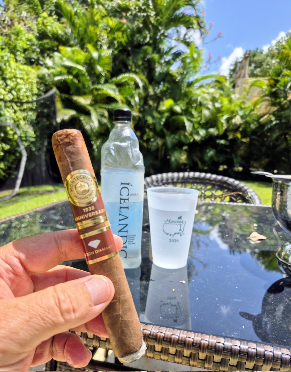 keepmovin2020's tweet image. Watching #TheMasters ⛳️
#poolside 🌞
#SouthFlorida 🌴
Edicion Diamante 
#CIGARLIFE 🔥 💨