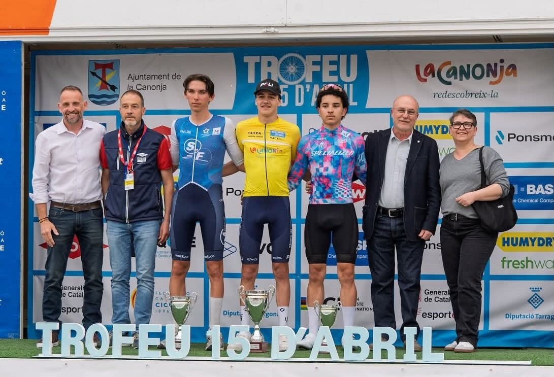 La Canonja va vibrar ahir amb el millor ciclisme júnior internacional al Trofeu 15 d'Abril!

🏆 El francès Nolan Pedersoli es va exhibir per aconseguir la victòria després de 60 quilòmetres en solitari.

+ info 👉 ciclisme.cat/noticies/carre…

#ciclismecat