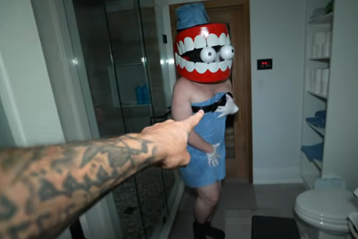 Amanditas4's tweet image. I keep seeing this weird Caine around so i went to watch the shower video and omg i need more of these