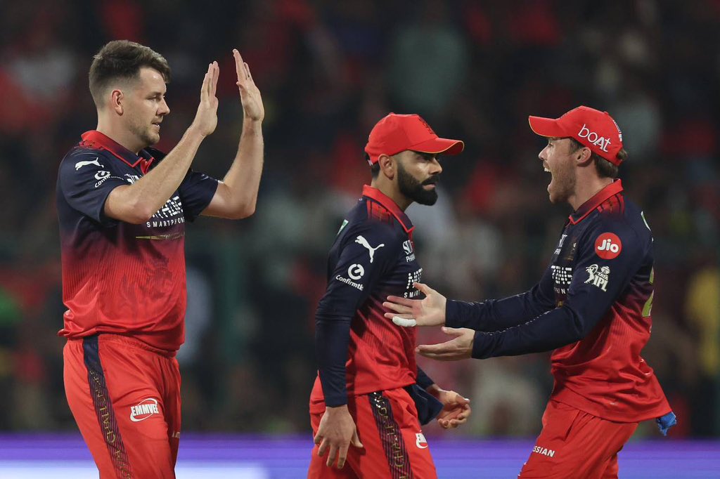 ApkiHayati's tweet photo. 🚨 RCB Vs MI IN LAST 8 MATCHES IN IPL 🚨

- RCB Won.
- RCB Won.
- RCB Won.
- MI Won.
- RCB Won.
- MI Won.
- RCB Won.
- RCB Won*.

 #MIvsRCB https://t.co/qReT3jXdhI