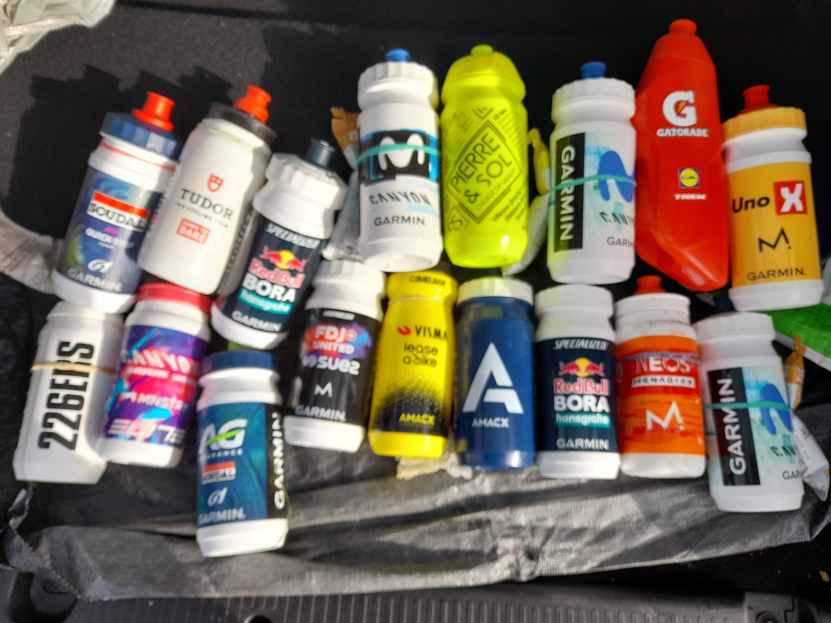 #ParisRoubaix2026 . Récolte de bidons.