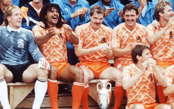 2DaarDan's tweet photo. Aan Engelsen wordt gevraagd: Wat is het mooiste voetbalshirt allertijden? Ze noemen meerdere malen het shirt van Oranje uit 1988. Opmerkelijk, omdat veel Nederlanders dat shirt spuuglelijk vinden. Laatst zei Gullit dat ook nog. Welk shirt kies jij?
https://t.co/u3BmEzgVvZ https://t.co/HL5a23ArdL