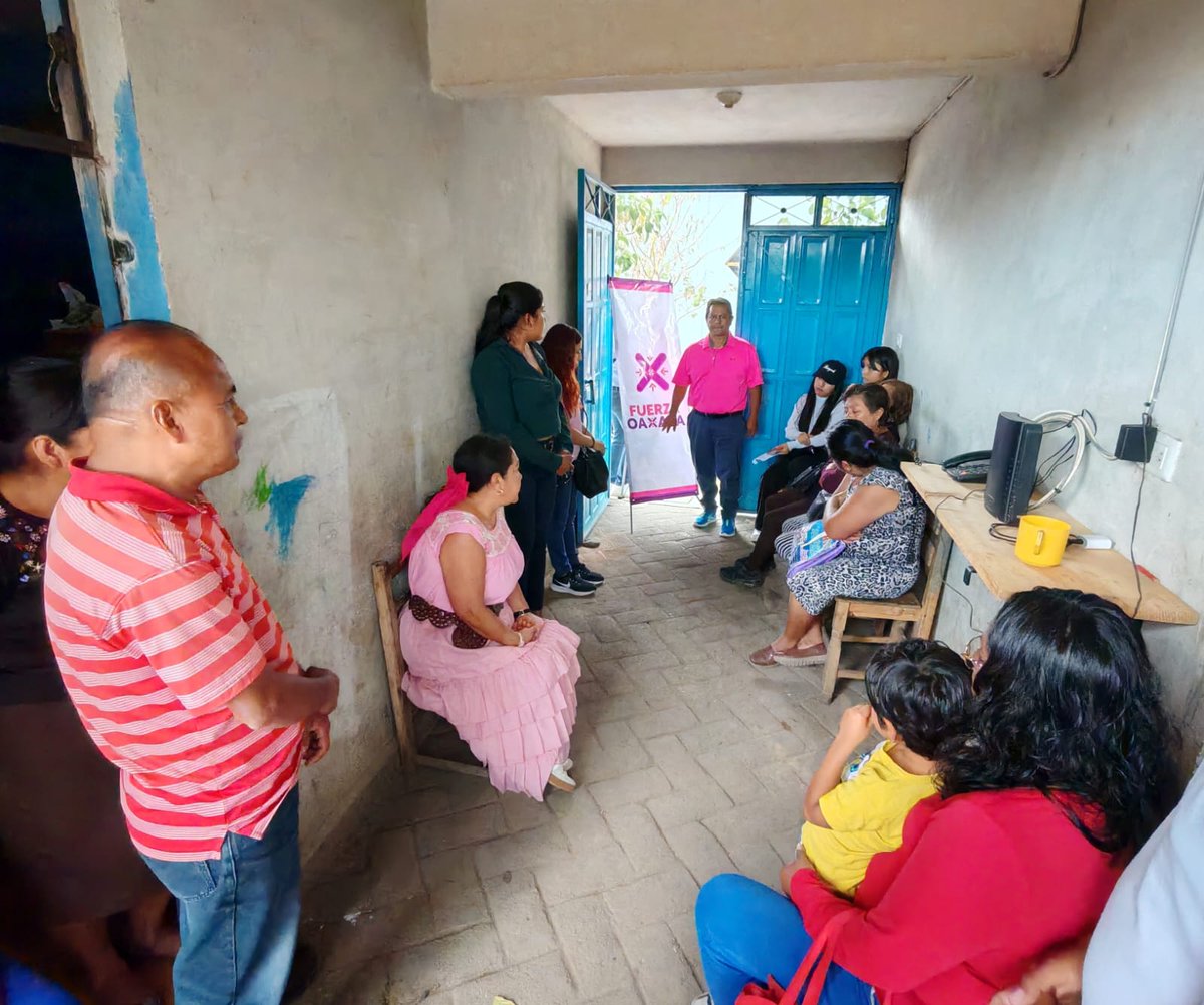 PETEOOAX's tweet photo. Nuestra presidenta, @SalomeMtzS e integrantes del Comité Estatal, sostuvieron una reunión con diversos grupos de militantes y simpatizantes del municipio de Santa María Atzompa.

Durante el encuentro, se intercambiaron ideas y propuestas orientadas a impulsar proyectos en beneficio de las familias, fortaleciendo el desarrollo social y comunitario; Asimismo, se reafirmaron los valores e ideales que rigen a nuestro partido, consolidando el compromiso de construir un Oaxaca más fuerte y unido para todas y todos.

#SomosLaFuerzaQueTransforma
#SomosLaFuerzaDeOaxaca
#SomosLaFuerzaDeLa4Transformación
#LaFuerzaDelCambioVerdadero
