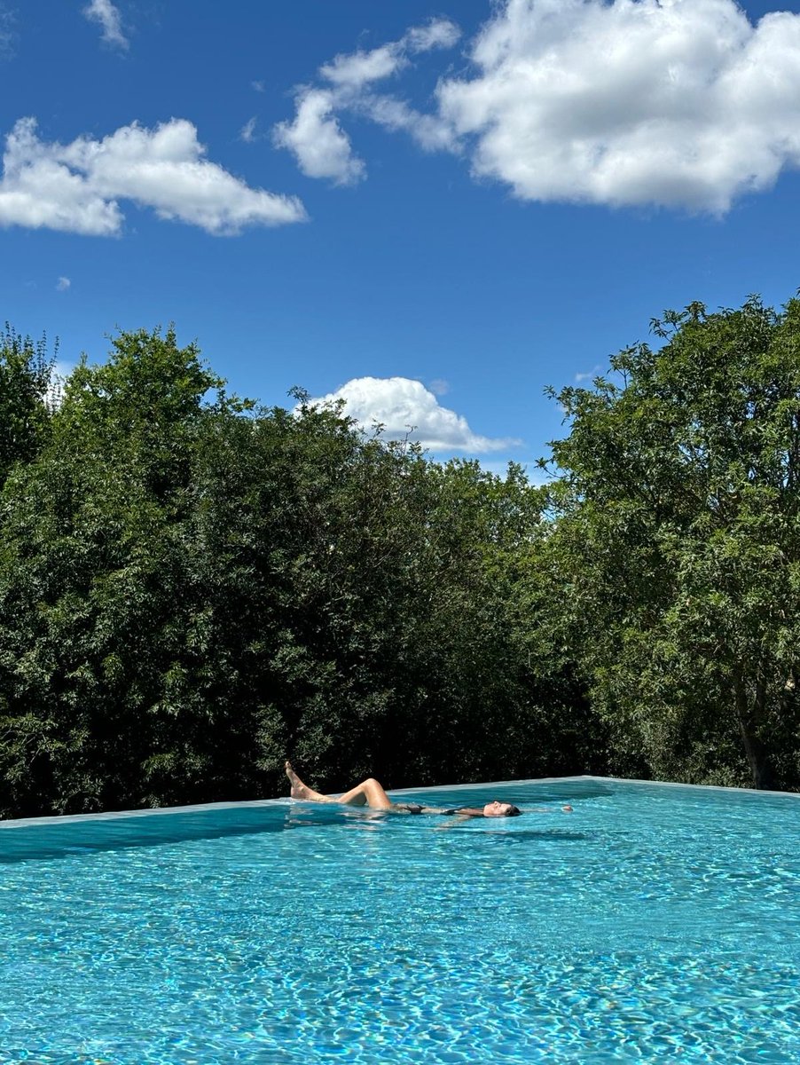 MedCruises's tweet image. 🌊 Reflecting by the Mediterranean pool

Time slows down, the sun warms your skin, and the water mirrors your thoughts. Passing the hours here feels like pure serenity.

#MediterraneanEscape #PoolsideVibes #AnemosTours