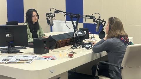 InonuIletisim's tweet photo. "Sanat, dış dünyadan arınıp kendinizle baş başa kalacağınız en iyi ilaçtır." 🎨🎙️

Prof. Dr. Derya Şahin, Radyo Kampüs’te dijitalleşen sanat dünyasını ve çocuk eğitiminde yaratıcılığın önündeki engelleri anlattı. 📻✨ 

#İnönüÜniversitesi #Sanat #RadyoKampüs https://t.co/RY43jcq8W1