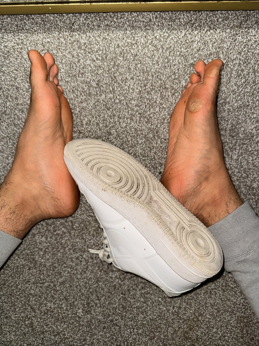 KingBright247's tweet photo. Happy Sunday feet lovers 🦶🏽👑 

Did you have a good weekend!? #feet #nike #alpha #findom https://t.co/gNkqgO1QbN