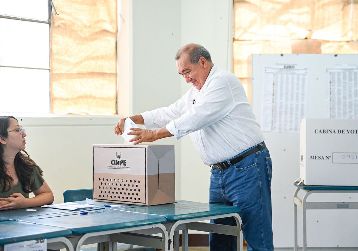 MarioVizcarraC's tweet photo. Cumpliendo con nuestro deber sagrado por el futuro de nuestro país. 🇵🇪
Cada voto es una voz que se hace escuchar y un paso hacia el cambio que todos queremos. No dejemos que otros decidan por nosotros; hoy el poder está en tus manos. 🗳️ https://t.co/1oSsm4JPNq