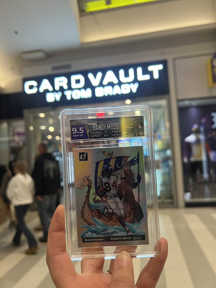 ty_guy182's tweet image. Went to a Randy moss meet and greet and decide to check out @TomBradys store with my wife … SO FUCKING GLAD I DID. Been hunting this damn card for months. #stoked @CardPurchaser
