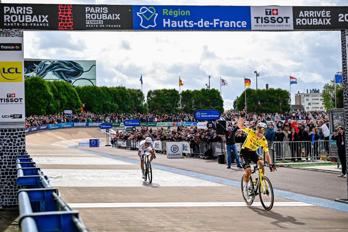 MonarchieBe's tweet photo. Quelle performance incroyable ! 👏🔥
@WoutvanAert remporte pour la première fois Paris-Roubaix après un sprint palpitant! Tellement mérité! Félicitations! 🇧🇪🚴‍♂️🎉 https://t.co/VJ5b8NkcEq