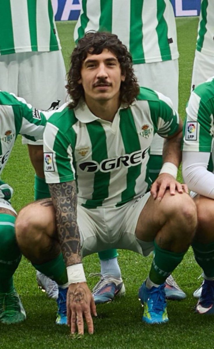 _Goalpoint's tweet photo. Hector Bellerín 🇪🇸 passou a vida toda à espera da jornada “retro” da La Liga, para finalmente combinar com o seu estilo https://t.co/KR1GeKGu3d
