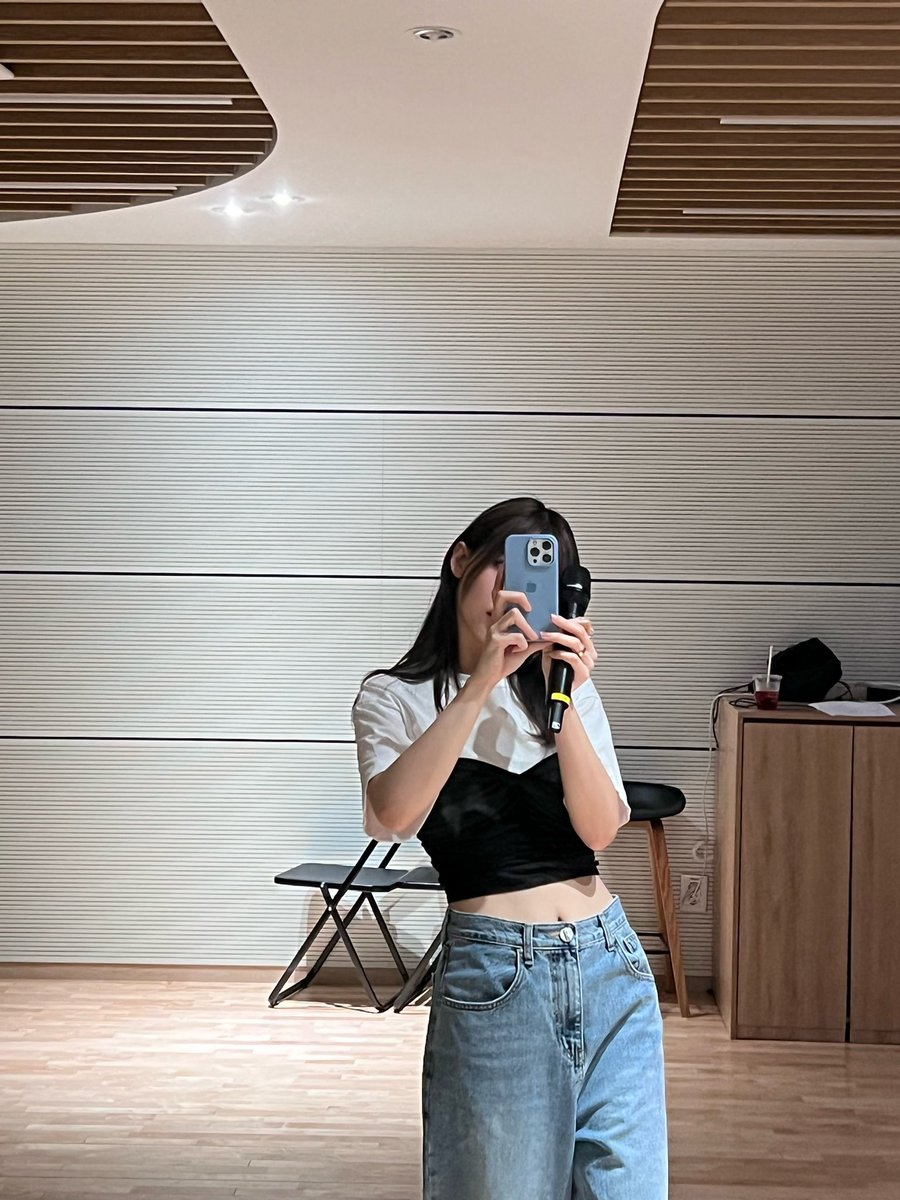 𝐴𝑟𝑖𝑒𝑙 : 1st Year tweet media