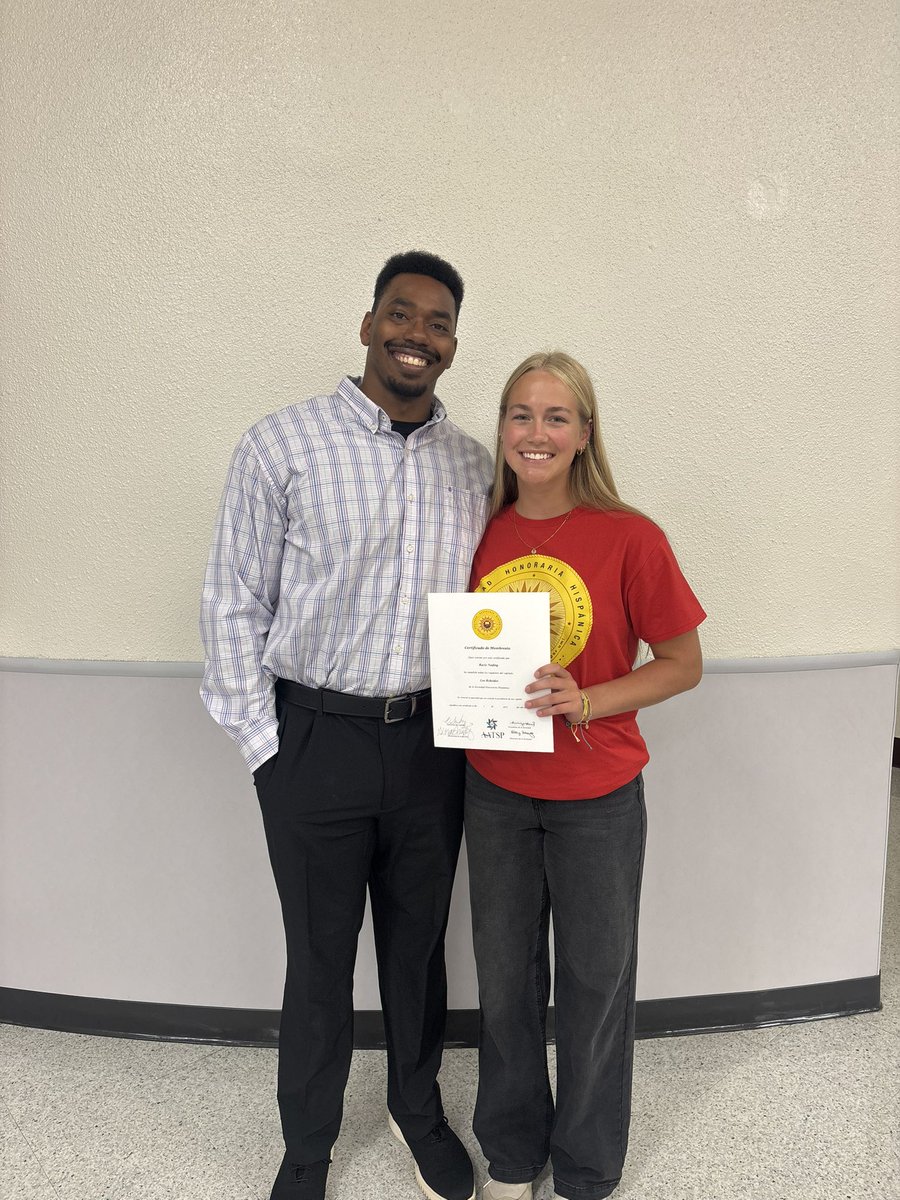 kacienading's tweet photo. Over the past two weeks I have been inducted into Spanish Honor Society and National Honor Society. Thank you to my chaperones Coach Crisler and Coach Bowman for being positive role-models in my high school career! Always STUDENT-athlete! ❤️💛🤘🏼@mav_softball @18uOsborne https://t.co/YPvxndYaY4