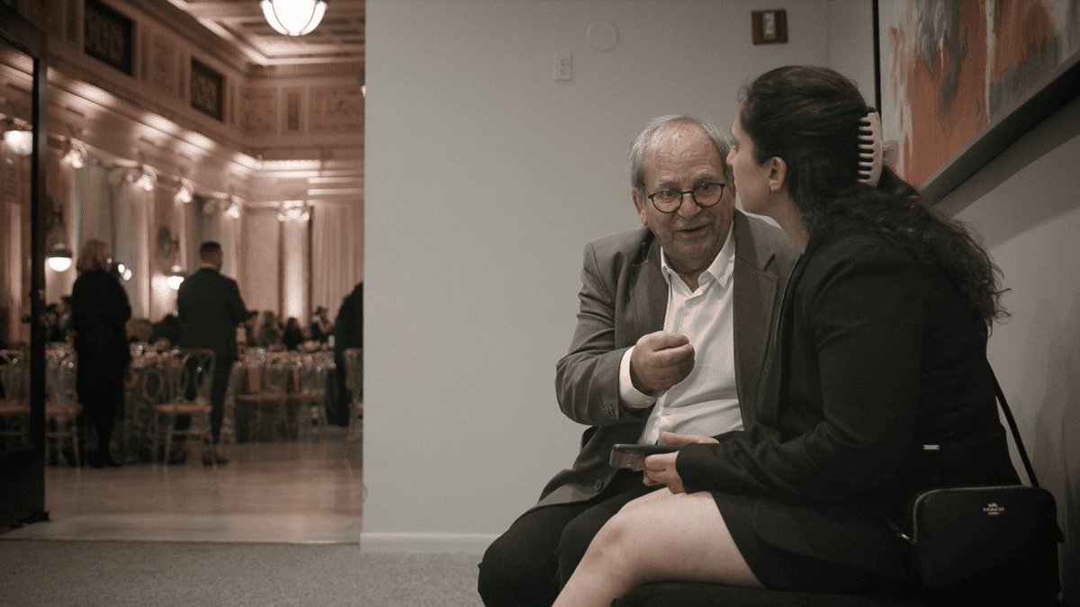 regelegorila's tweet photo. Assez intéressant ce documentaire Holding Liat qui raconte l'histoire d'une famille d'otages post-7 octobre.

On découvre les divergences au sein des membres qui ont tous des avis différemment sur comment Israël et surtout le monde doivent réagir. On y voit à la fois la déchirure de la famille mais aussi une véritable quête de lobbying pour changer la vie des otages, des israéliens et des palestiniens. Entre colère, frustration et énervement, certaines séquences font même penser à des thrillers d'espionnage tellement elles semblent lunaires.

C'est assez marquant de voir comment une famille réagit au fait de perdre "accès" à l'un de ses membres tout en y voyant une certaine hypocrise qui se crée par pure tristesse.